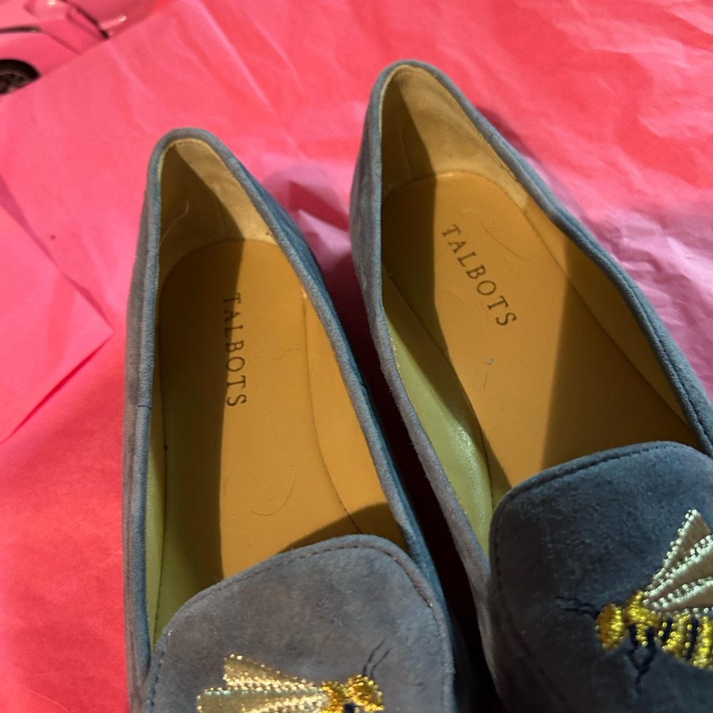 Talbots Women’s size 6.6 Light Blue Suede Loafers with Bee Design never worn - Picture 4 of 11